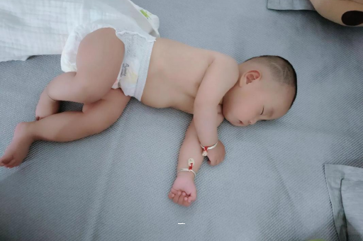 瑞安宝宝胳膊上起红疙瘩 瑞安宝宝胳膊上起红疙瘩